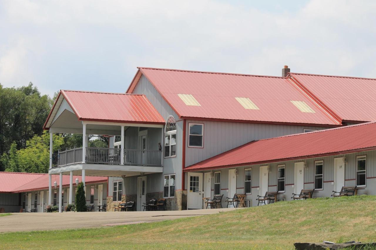 Golden Knight Inn And Suites Rock Stream Exterior photo